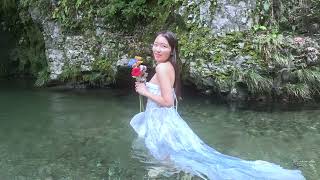 はる 渓谷 川 ポートレート オフィーリアの花々 4K