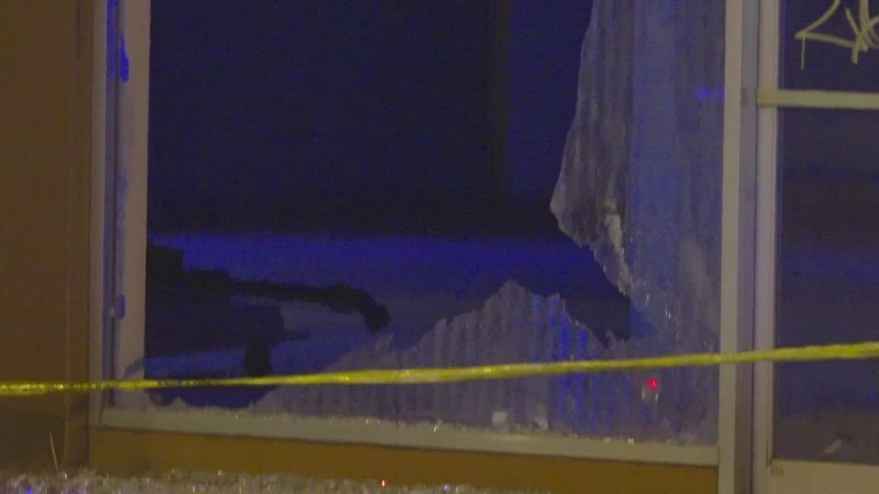 Police investigating overnight shooting outside Dallas restaurant - YouTube