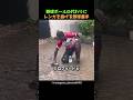 野球ボールの代わりにレンガを投げる野球選手