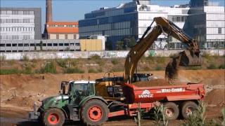 Bagger und Traktor mit Erdarbeiten