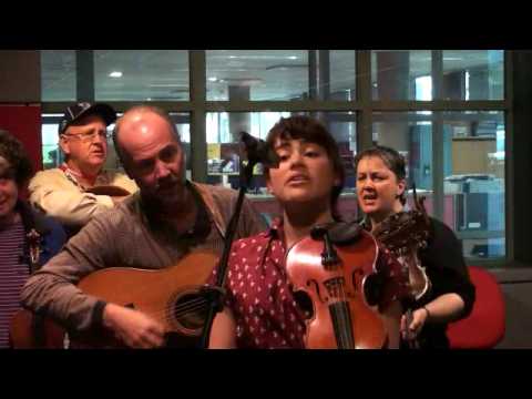 Melbourne Scottish fiddle club performs "Wheels of...