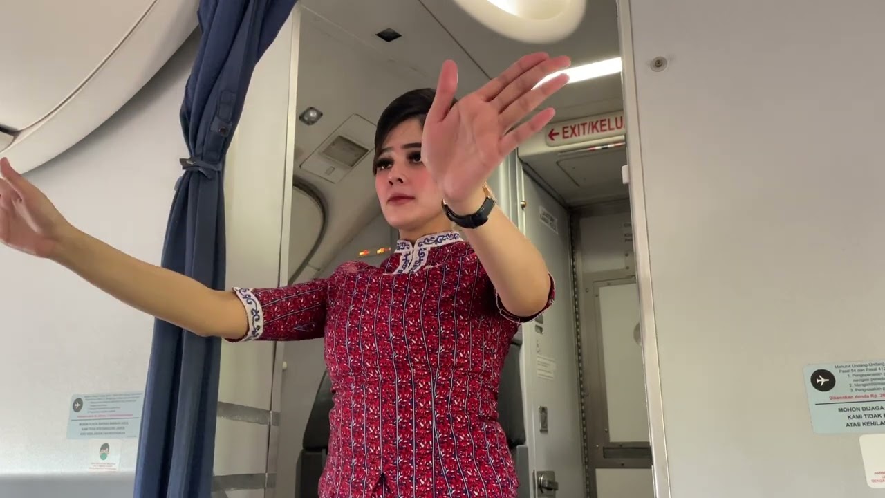 Safety Demo Lion Air oleh Pramugari Cantik