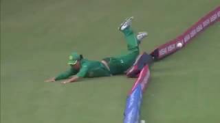funny momment Two Balls on the field Of a Cricket Stadium screenshot 5