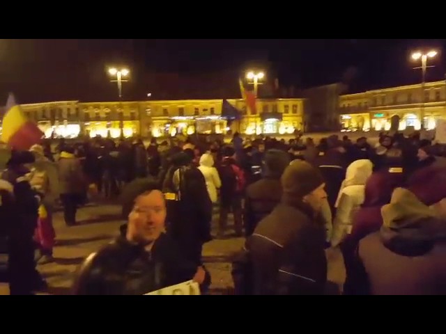 LIVE VIDEO - Protestul s-a încheiat cu aproximativ 1.000 de oameni care au aprins telefoanele mobile și au cântat imnul României în Piața Mare 1 video