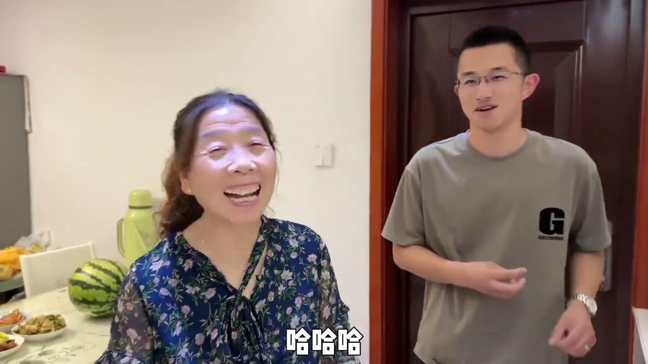 小伙家黄桃开园采摘，想让老丈人回村里帮忙，急忙去超市买一车礼物献殷勤#平平淡淡小日子 #vlog日常 #我的小日子呀