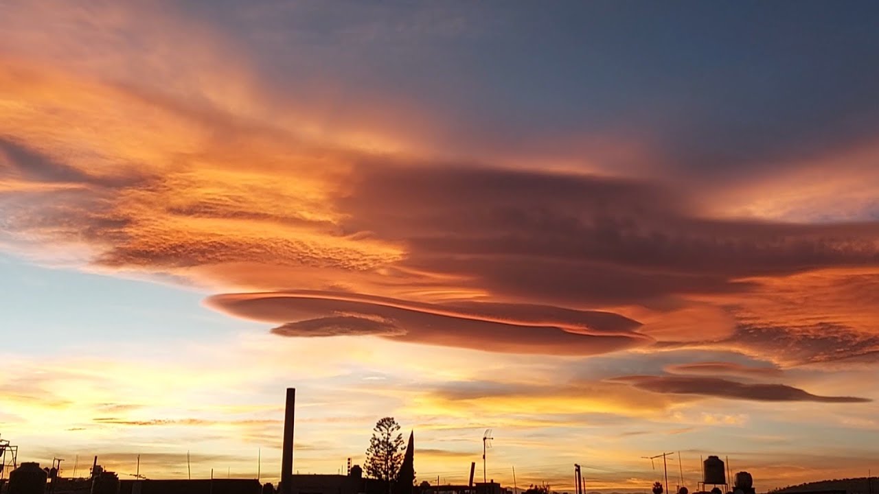 Nubes raras en Ciudad de México {naves nodrizas camufladas} - YouTube