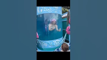 mermaid performer uses asl with signing child #asl #deaf #performer #mermaidjacy
