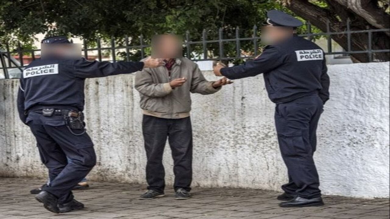 اشتكى من متشرد يجلس دائما بباب محله و لما أخذوه لمركز الشرطة و حققوا معه اكتشفوا حوله سرا لا يصـدق!!