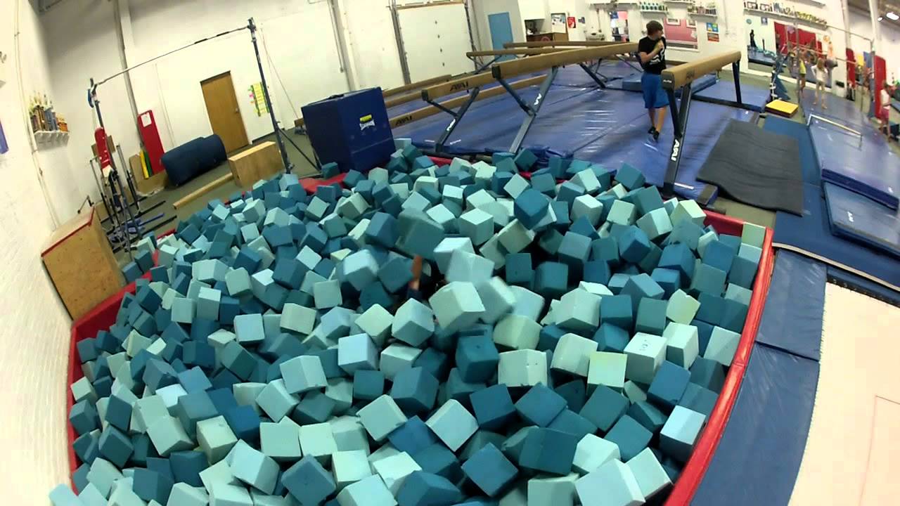 Foam pit for trampoline parks