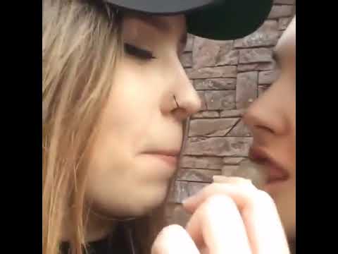 SEXY GIRLS KISSING [HOT LESBIAN]