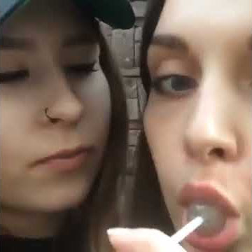 SEXY GIRLS KISSING [HOT LESBIAN]