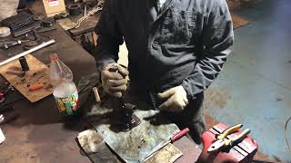 видео: КАК ПРОКАЧАТЬ ГИДРАВЛИЧЕСКИЙ ДОМКРАТ БУТЫЛОЧНОГО ТИПА !!! картинка: КАК ПРОКАЧАТЬ ГИДРАВЛИЧЕСКИЙ ДОМКРАТ БУТЫЛОЧНОГО ТИПА !!!