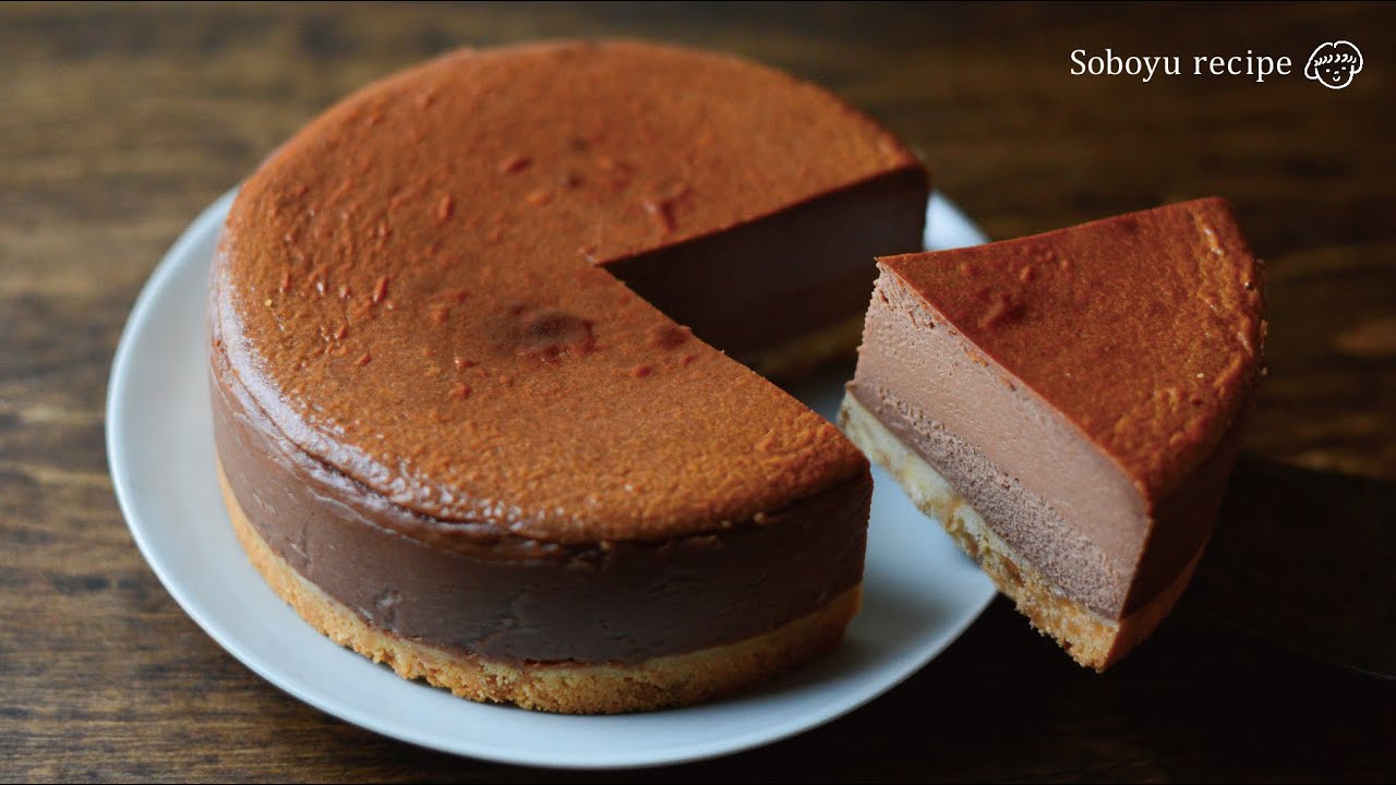 【濃厚！とろけるチョコレートチーズケーキ】さくさくのボトムに、まるで生チョコのようなチーズ生地が美味しい。