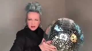 2019 Cyndi Lauper   participando do vídeo @theebillyporter's #loveYourself