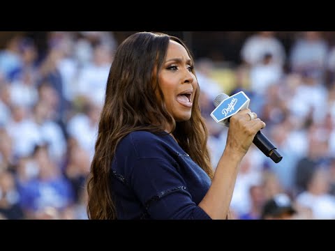 Canadian Music Hall of Famer Deborah Cox sings Canadian National Anthem at World Series Game 4! 🇨🇦