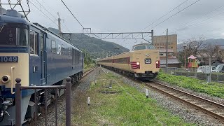 伯備線貨物と国鉄色やくも列車交換