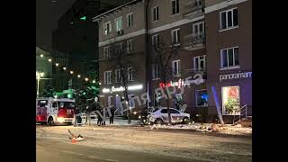 Жесткая авария в центре Курска: машина вылетела на тротуар