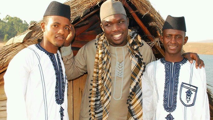 Oq ichki kiyimdagi qiz yechinyapti