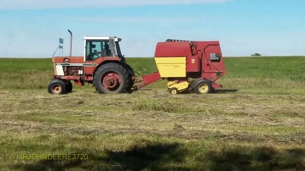 international harvester 1086 round baling hay, NH 855 baler YouTube
