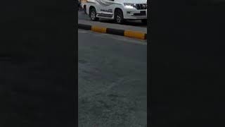 شاهد مظاهر سخط على موكب رئيس الوزراء اليمني معين عبدالملك ورميها بالاحذية في مدينة المكلا