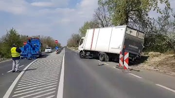 Az elakadt teherautó mentése a 25-ös főúton