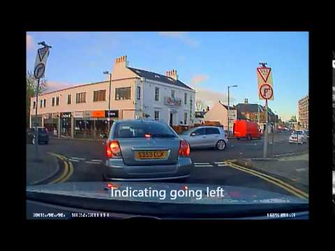 Driver ignores right turn sign in Falkirk