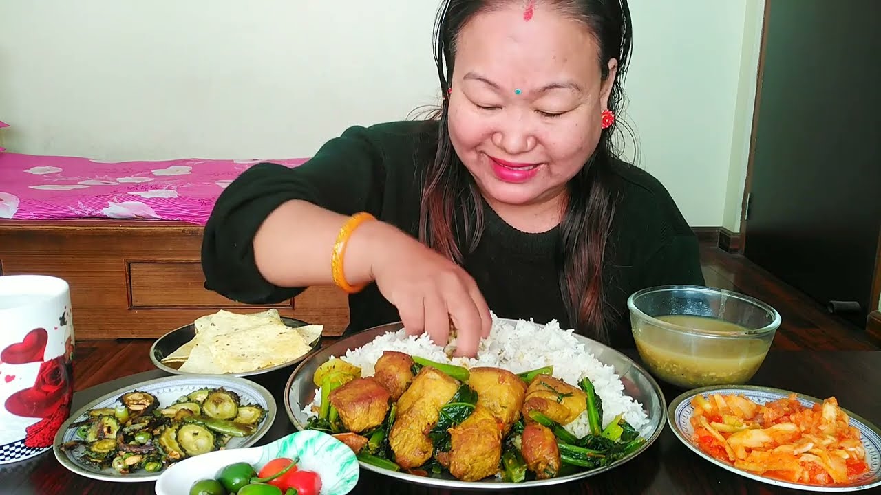 Свинина, рис, зелень, перец чили, чечевица, горькая тыква, маринованная редька, пападам, 1 тарелк...