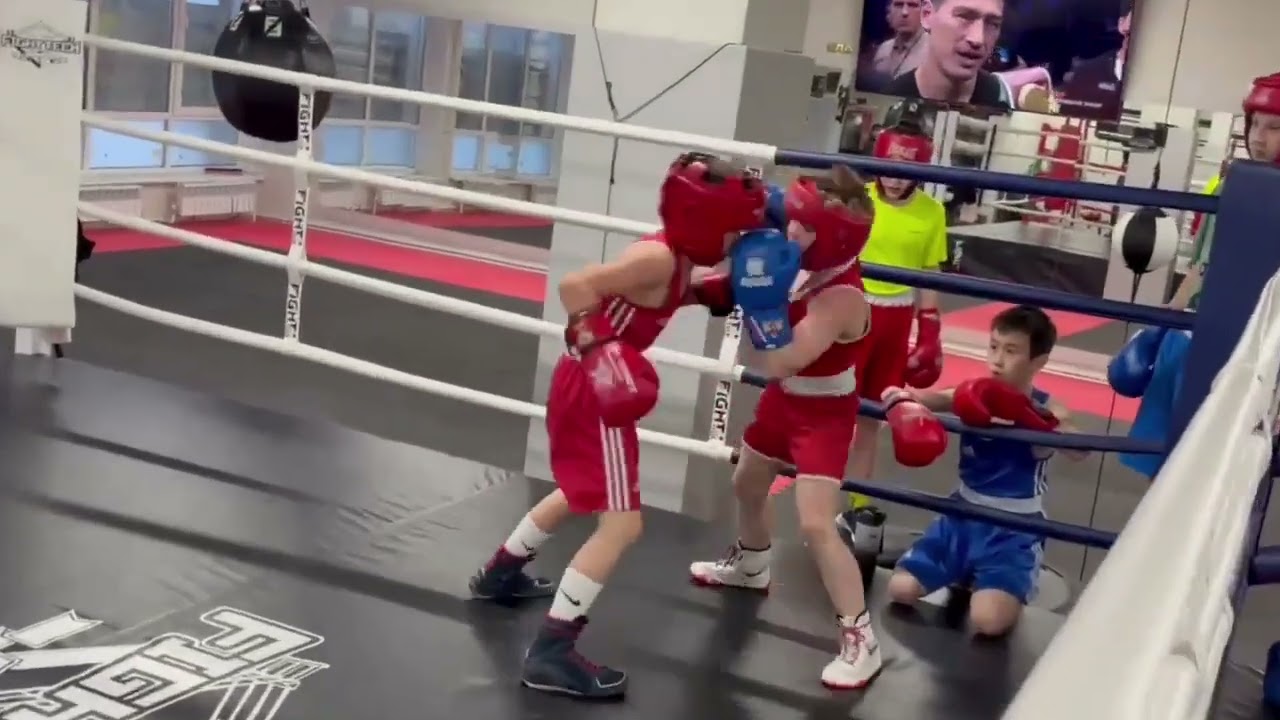 Илья на спаррингах в синих перчатках 