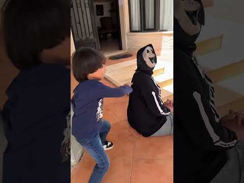 بابا بابا انا هون الشخص الغريب