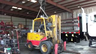 Knuckle boom crane lifts 15,000lbs