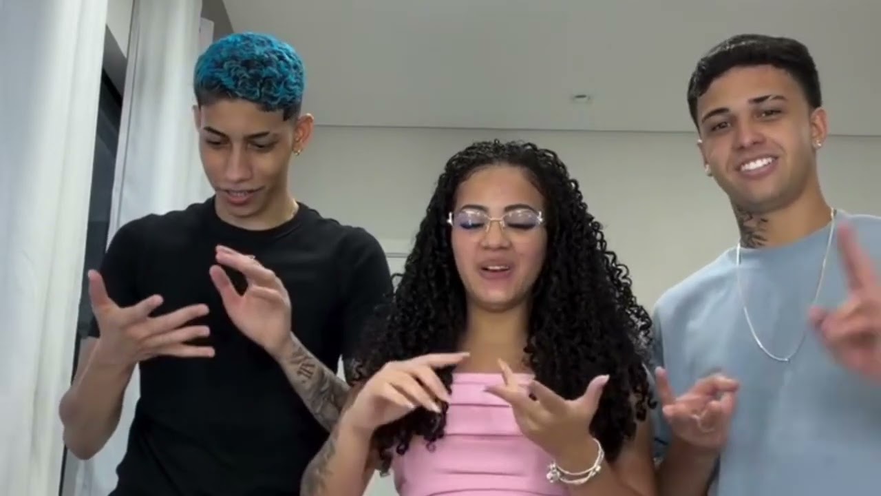 Nickole Neiff contando pros amigos que está grávida 