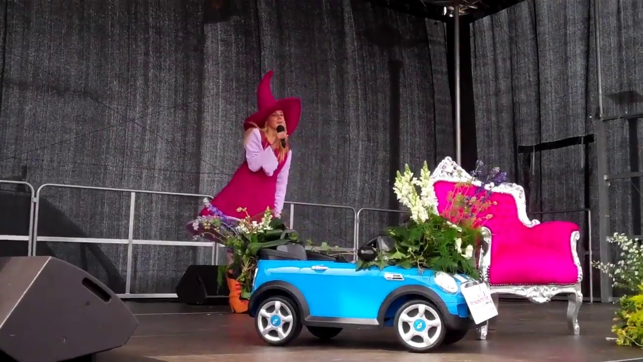 Foeksia de miniheks zingt samen met de kinderen de kwarkdans, een feestje