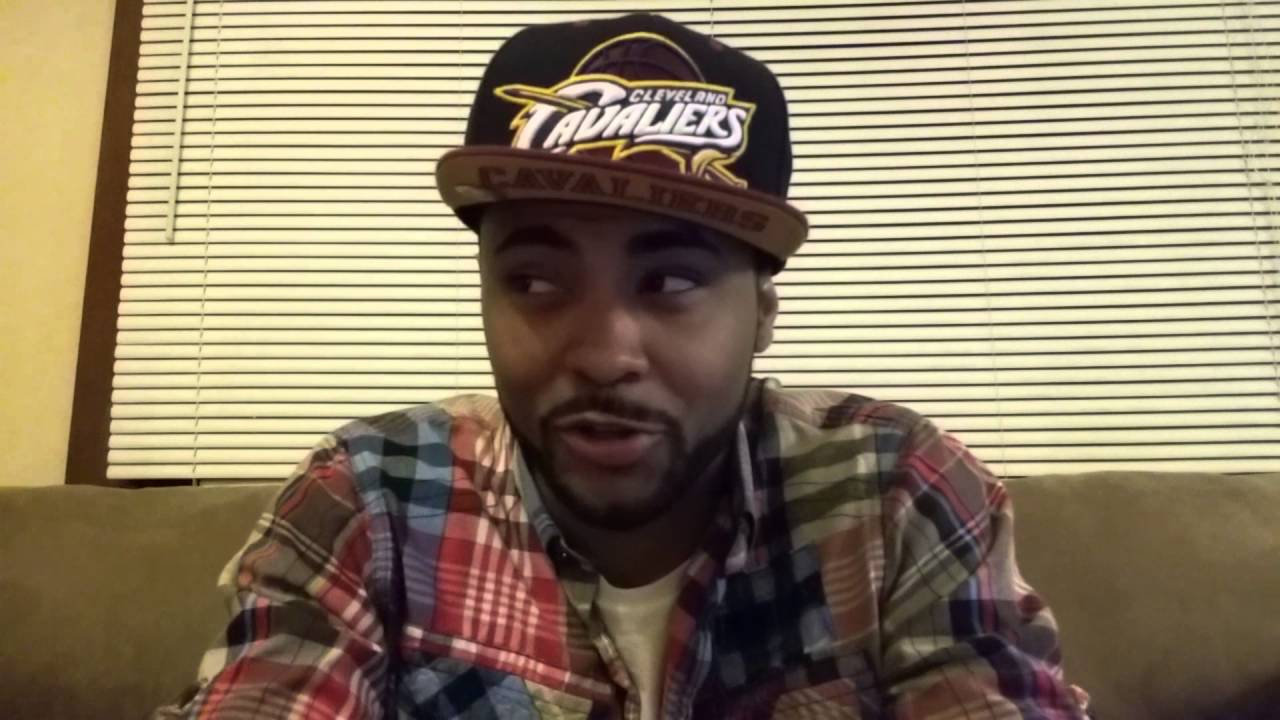 Boyfriend roleplay Part 5(Cold Feet)[Hands movement, gum, whispering, kissing and mouth sounds]