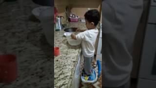 Annesine Bulaşık Yıkayan Çocuk Anne Su Icimm