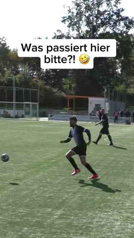 Kategorie: Kann man machen, muss man nicht... 😂😂😂 #amateurfussball #panne #foul #kreisliga