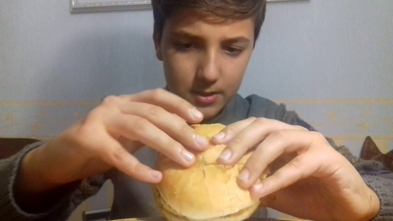 Как сделать из двух чизбургеров один дабл чизбургер? - YouTube