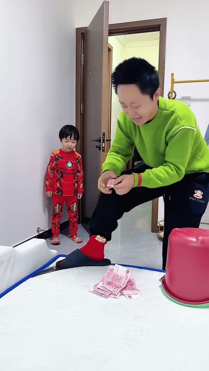 给爸爸变魔术生钱，这下吃大亏了吧！#呆萌小米宝#萌娃#熊孩子