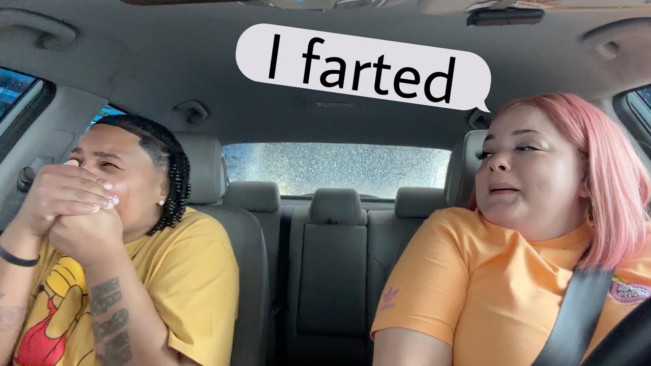 счастливая женщина в своей машине. человек в кабриолете. девушка в машине путешествие. путешествие на машине. She goes work by car.