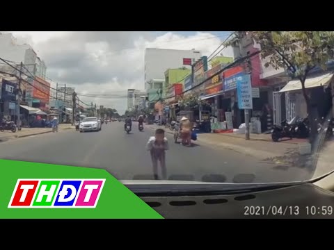 Video Cậu bé khoanh tay, cúi đầu cảm ơn khi được nhường... - youtube
