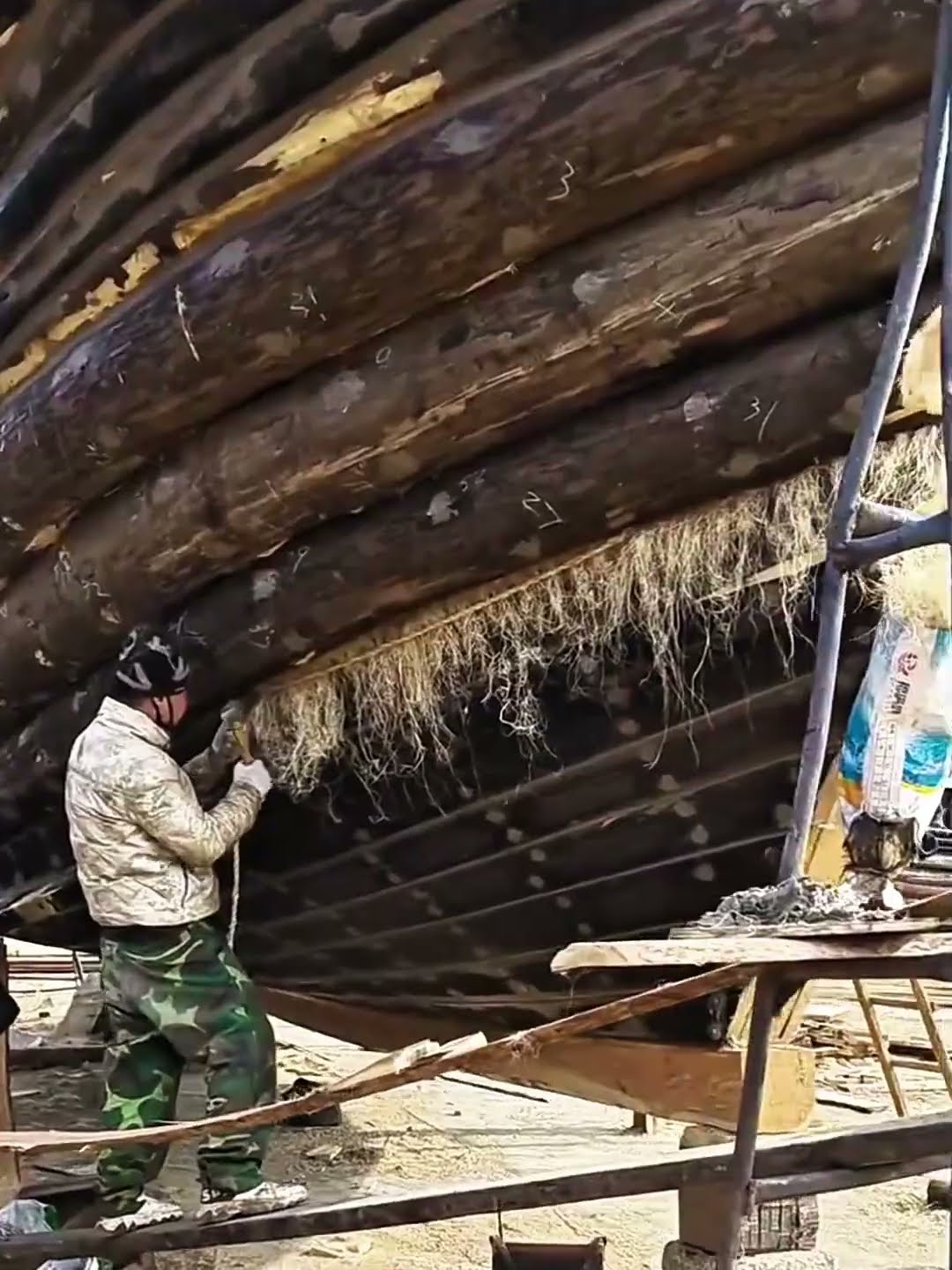 Wooden boat gap filling process- Good tools and machinery make work easy