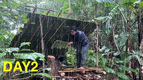 ฝนถล่มหนัก ทั้งวันทั้งคืน สร้างที่พักในป่า หลังคาทำด้วยใบเร็ค อากาศหนาวเย็นตลอดทั้งคืน