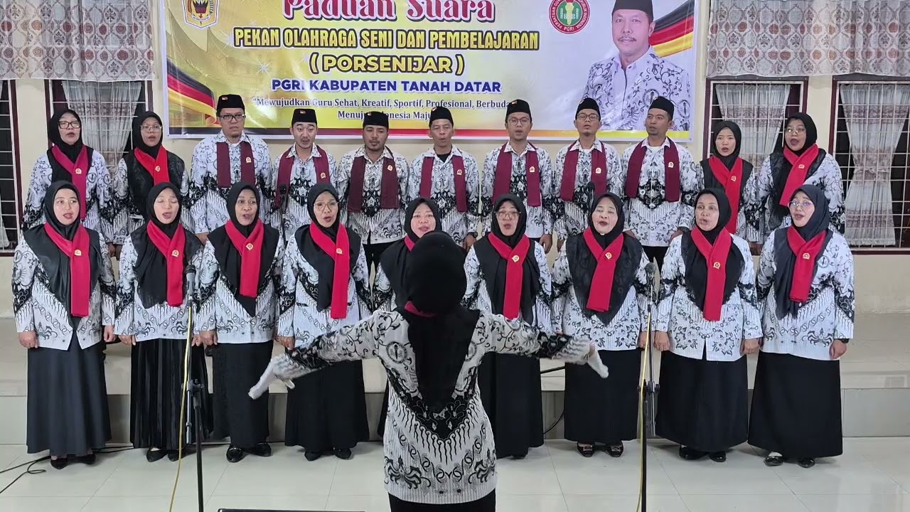 Paduan Suara Kabupaten Tanah Datar. Lagu Wajib ' Mars PGRI' , Lagu Pilihan ' Ayam Den Lapeh'