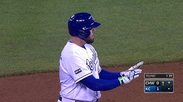 CWS@KC: Moustakas opens scoring with RBI double