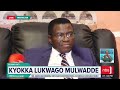 Katikiiro wa Buganda Charles Peter Mayiga mu makka g'eyali loodi Meya wa Kampala, Erias Lukwago .