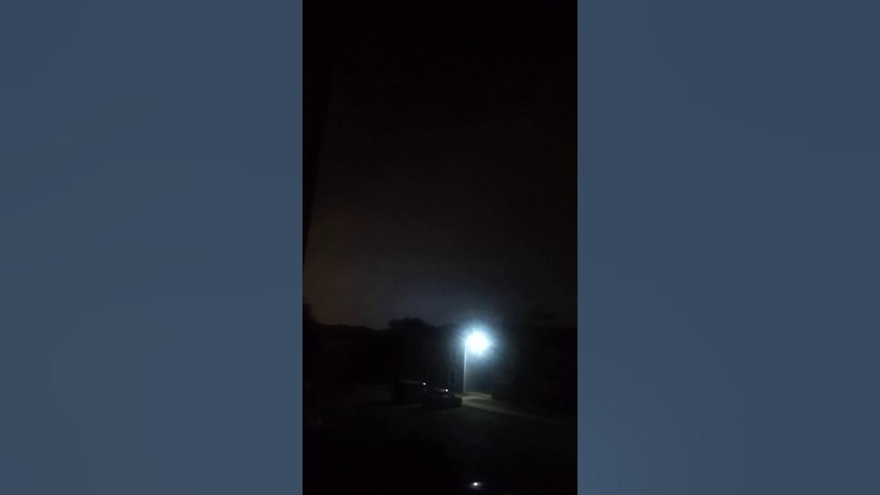 Weird flashing blue light in sky. (Someone explain please) YouTube