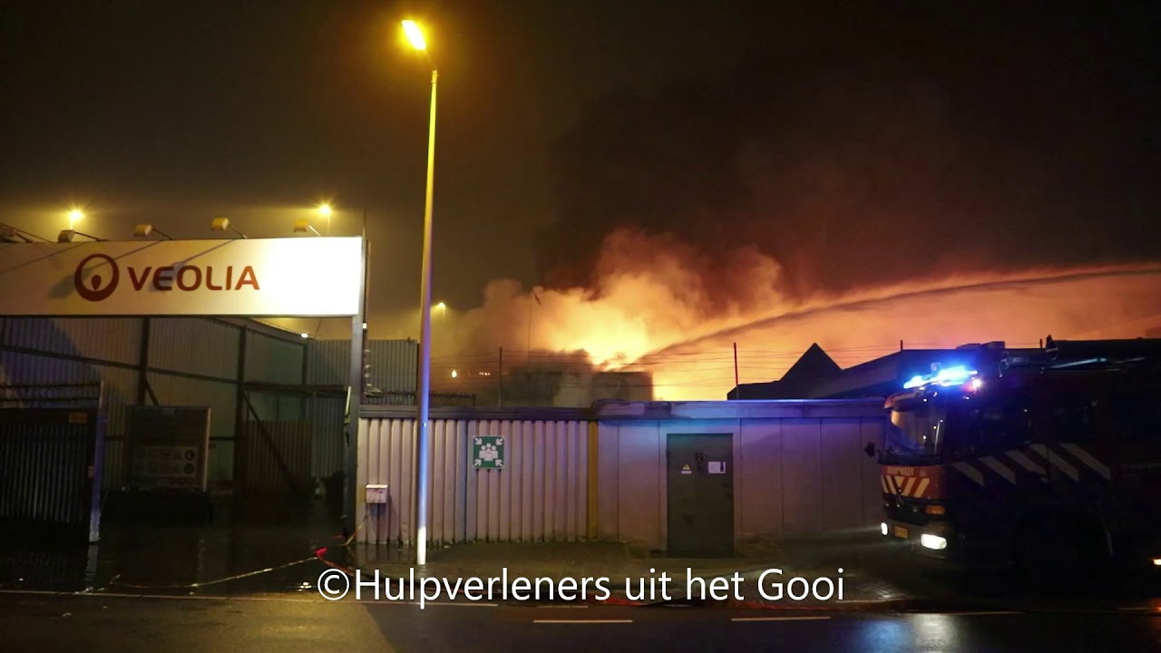 Vannacht als Chef-Schuimblusvoertuig uitgerukt naar een grote brand in het havengebied.