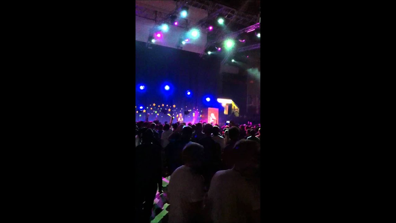 Peaches Rosa Helikopter at TG12 YouTube