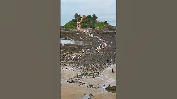 Đảo Hòn Bà Vũng Tàu ngày nước rút, mọi người đi bộ ra miếu cầu bình an