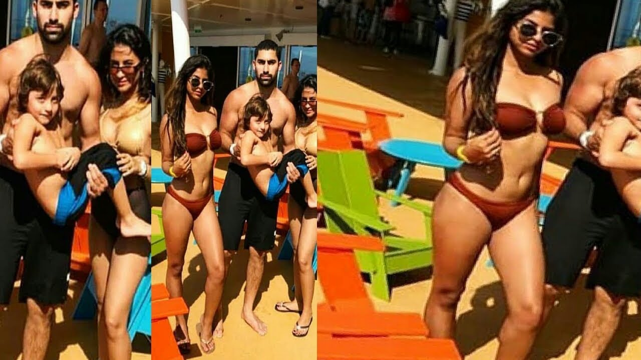 Shah Rukh Khan's Daughter Suhana Khan Looking Smoking Hot In Letest Bikini Pic