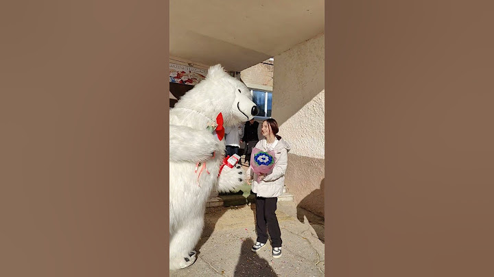 Подкараулили школьницу у входа. Такого она не ожидала увидеть!😳🐻‍❄️ Поздравление от белого медведя